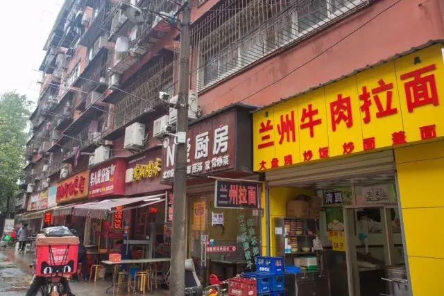 台风最新动态，探索上海小巷特色小店——风雨中的隐藏美味