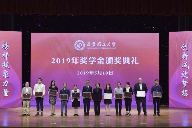 拥抱变化，追寻知识的光芒，励志之旅探寻最新英文文献之旅