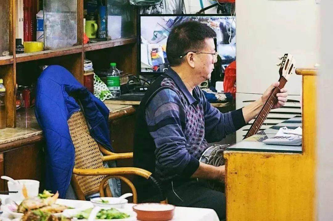 苹果12手机最新，小巷中的隐藏宝藏，探索未知魅力小店的声音