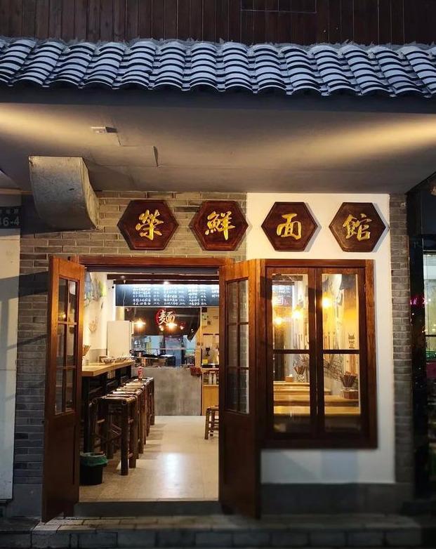 河南玛莎拉蒂案最新进展，意外发现小巷深处的独特小店