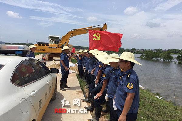 温馨家园抗洪纪实，洪水中的快乐与坚韧精神在行动