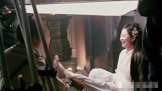 娱乐边界与尊重底线，女明星脚心挠痒背后的思考