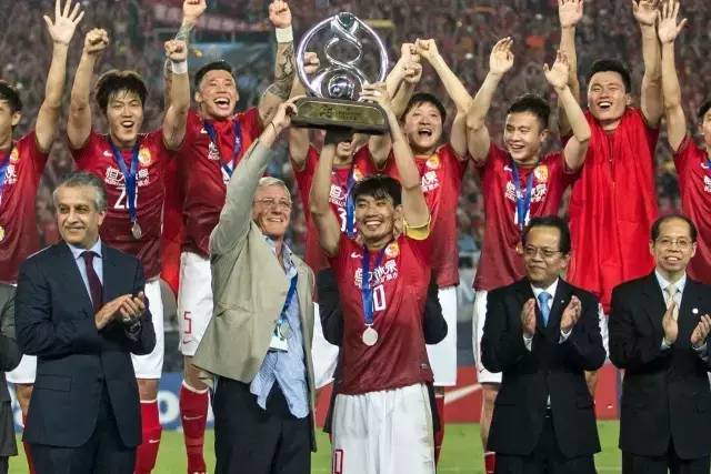 国足之夜，足球赛与友情的美丽邂逅