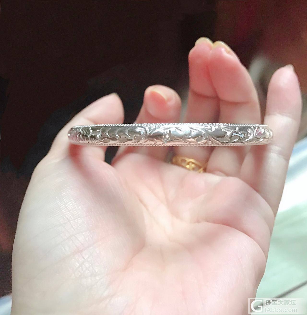 小巷中的璀璨明珠，最新银镯时尚风采