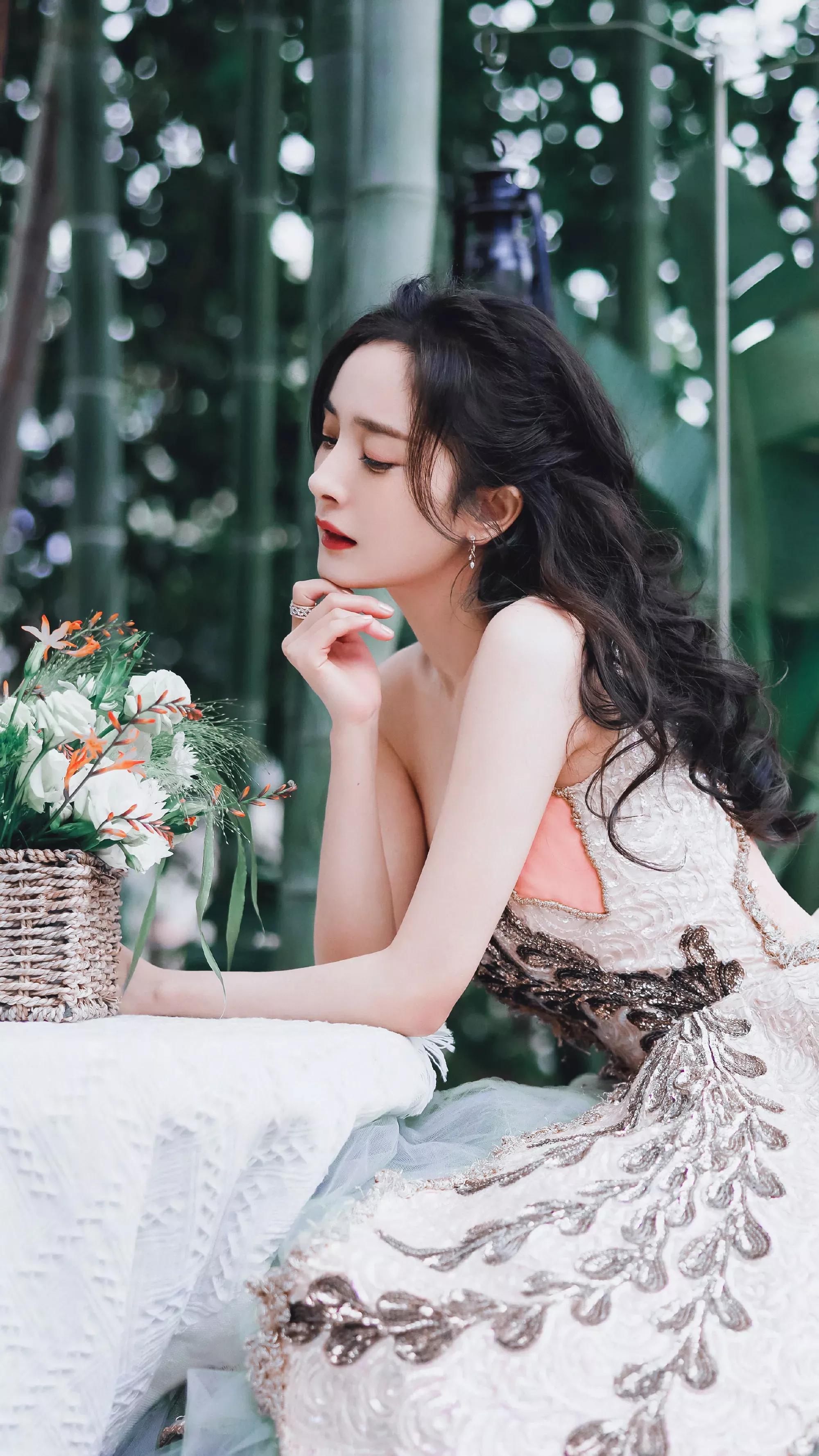 杨幂最新写真曝光，魅力四溢的时尚风潮
